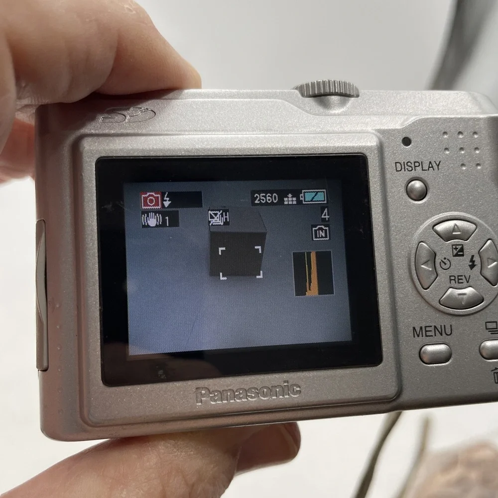 Panasonic LUMIX DMC-LZ2 5.0MP Digital Camera 24X Zoom+Battery